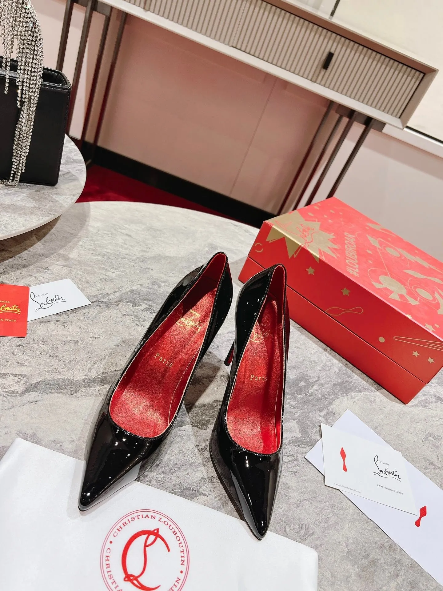👟👟Ex-factory price 600👟👟 🆑❥∙ Diamond sole shoe☀️✪ꫛꫀw.✔︎ Set on a 100mm heel, its black patent calfskin upper is enhanced by iridescent Louboutin red lining. Standing out for its originality, the sole is entirely decorated with red rhinestones, fixed one by one by hand. Genuine leather outsole size: 35-39 (40.41. Customized, non-refundable and non-exchangeable. Heel height: 12cm. Color: black patent leather, black cowhide